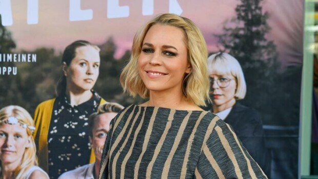 Paula Vesala suuteli avoimesti uuden kultansa kanssa! Kuumaa lempeä kesäterassilla – kuvat Seiskassa! Paula Vesala