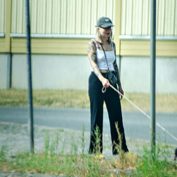 Kävelyretki sujui alkujaan leppoisasti, kun reipas Matti tassutteli hihnassa. Veronica Verho ja Matti