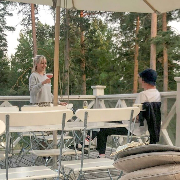 Paula ja uusi kulta huomasivat jossain vaiheessa, että heitä kuvataan, mutta eivät piitanneet huomiosta. Paula ja uusi kulta huomasivat jossain vaiheessa, että heitä kuvataan, mutta eivät piitanneet huomiosta.