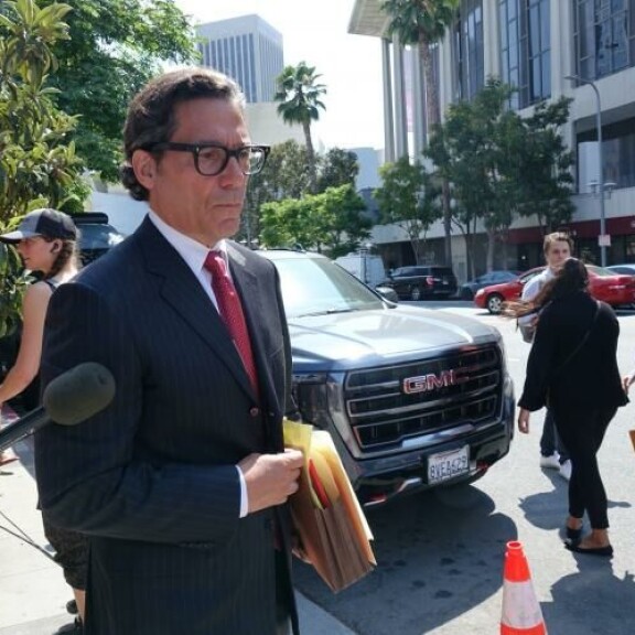 Mathew Rosengart on edustanut uransa aikana muun muassa ohjaaja Steven Spielbergia ja näyttelijä Ben Affleckia. Mathew Rosengart on edustanut uransa aikana muun muassa ohjaaja Steven Spielbergia ja näyttelijä Ben Affleckia.