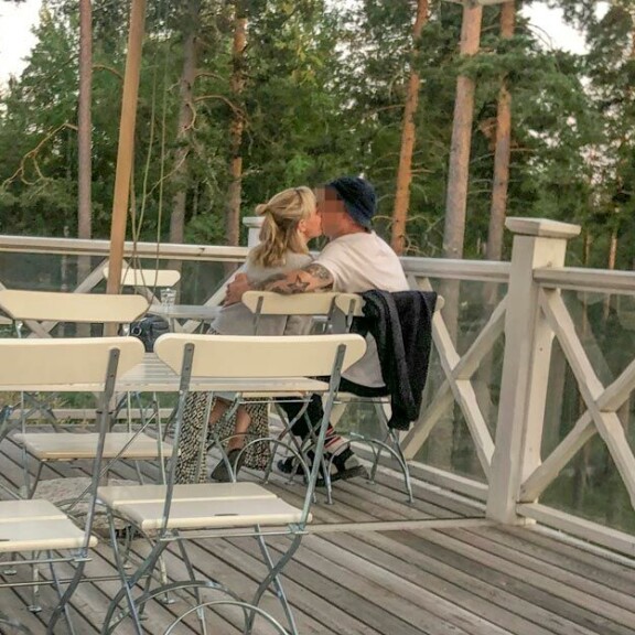 Pariskunta istui terassin peräpöydässä kuhertelemassa. Pariskunta istui terassin peräpöydässä kuhertelemassa.