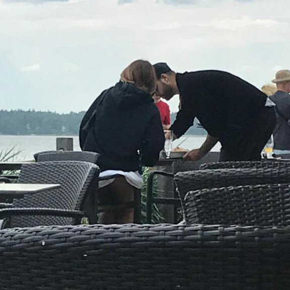 Hupsista! Saran hame nousi ylös, kun hän istuutui paikoilleen. Hupsista! Saran hame nousi ylös, kun hän istuutui paikoilleen.