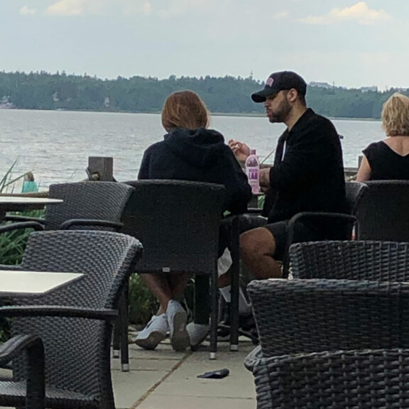 Hameen alta vilahti liikaa! Kostea yllätys keskeytti Sara Chafakin ja Jeffrey Lawmanin ihanan hetken - katso kuvat! Sara Chafak ja Jeffrey Lawman