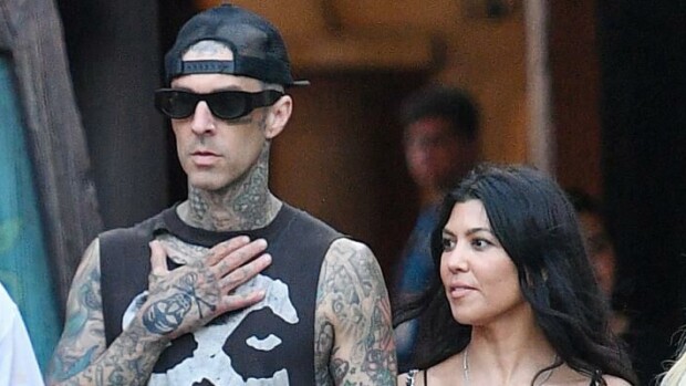 Salakihlat! Näin lemmekkäästi Kourtney Kardashian ja Travis Barker kuhertelivat Las Vegasissa - paparazzikuvat Travis ja Kourtney