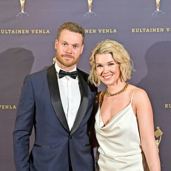 Puolen miljoonan rantahuvila! Eero Ettala ja Tuija Pehkonen hankkivat ökymökin! Eeron ja Tuijan onni täydentyi viime elokuussa yhteisen lapsen syntymällä.