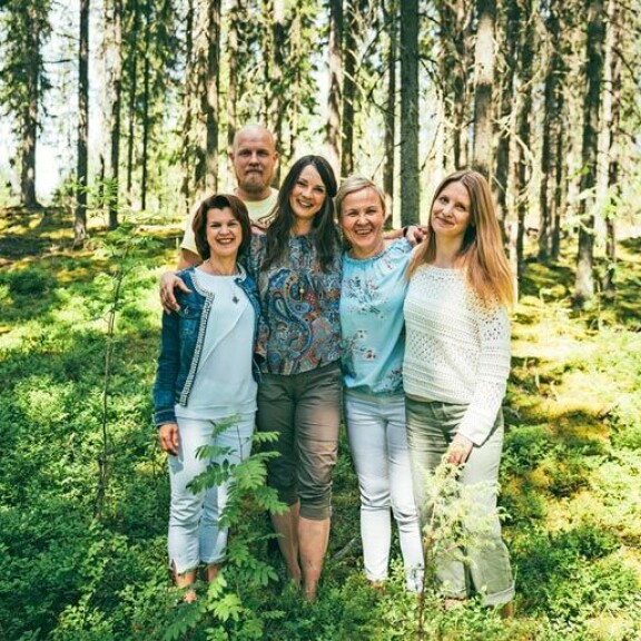 Kunta on luvannut järjestää lapsiperheille kyyditykset koulubussilla. Metsätontilla poseeraavat Kirsin lisäksi kunnanjohtaja Mervi Simoska (vas.), tekninen johtaja Vesa Kankkunen ja projektipäällikkö Mirjami Laitinen Juvan kunnasta. Mukana myös tuleva asukas Minja Linnola (oik.). Kunta on luvannut järjestää lapsiperheille kyyditykset koulubussilla. Metsätontilla poseeraavat Kirsin lisäksi kunnanjohtaja Mervi Simoska (vas.), tekninen johtaja Vesa Kankkunen ja projektipäällikkö Mirjami Laitinen Juvan kunnasta. Mukana myös tuleva asukas Minja Linnola (oik.).