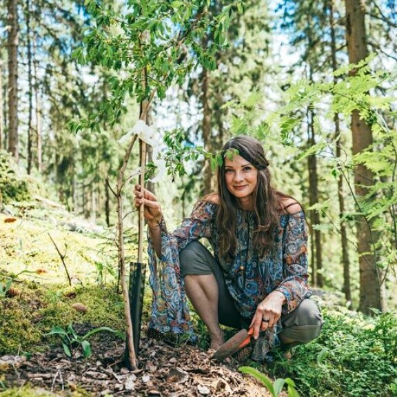 Kirsi Salon astrologisten karttojen mukaan hänen olisi aika rakastua. – Isäntäehdokkaat voivat ottaa minuun suoraan yhteyttä kuvan kera, Kirsi nauraa. Kirsi Salon astrologisten karttojen mukaan hänen olisi aika rakastua. – Isäntäehdokkaat voivat ottaa minuun suoraan yhteyttä kuvan kera, Kirsi nauraa.