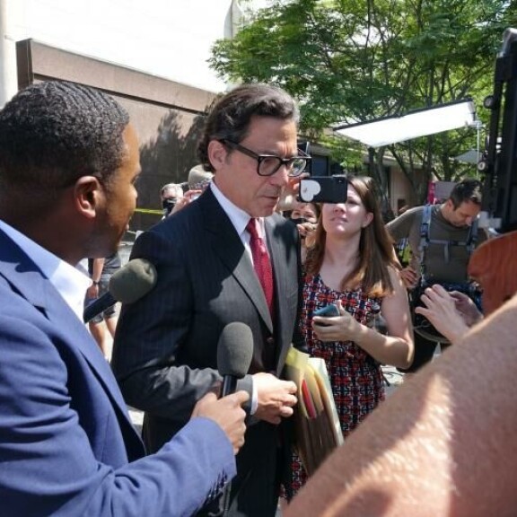 Mathew Rosengart antoi haastatteluja medialle heti keskiviikkoisen oikeudenkäynnin jälkeen. Mathew Rosengart antoi haastatteluja medialle heti keskiviikkoisen oikeudenkäynnin jälkeen.