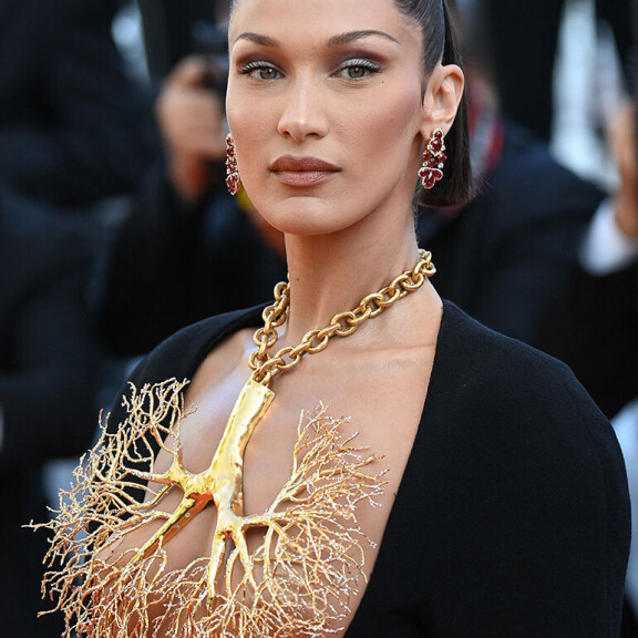 Bella antoi asuvalinnallaan täysin uuden merkityksen sanalle rintakoru. Bella Hadid