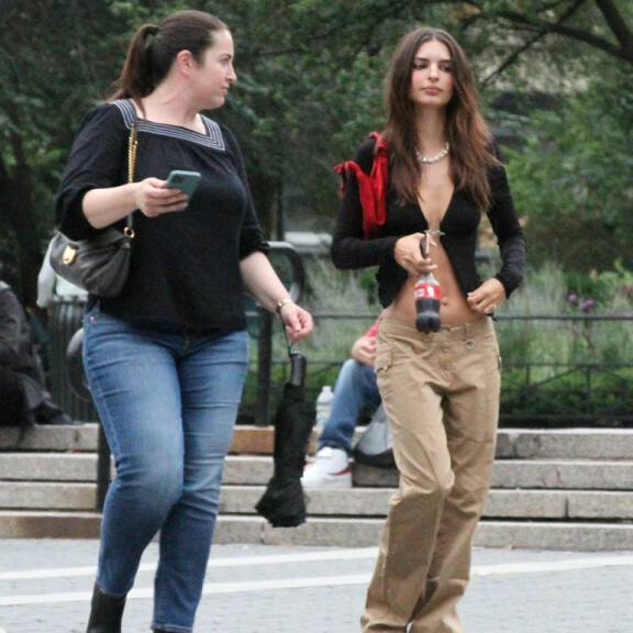 Emily Ratajkowski käveli Coca-Colan edustajan kanssa New Yorkin Union Squarella. Emily Ratajkowski