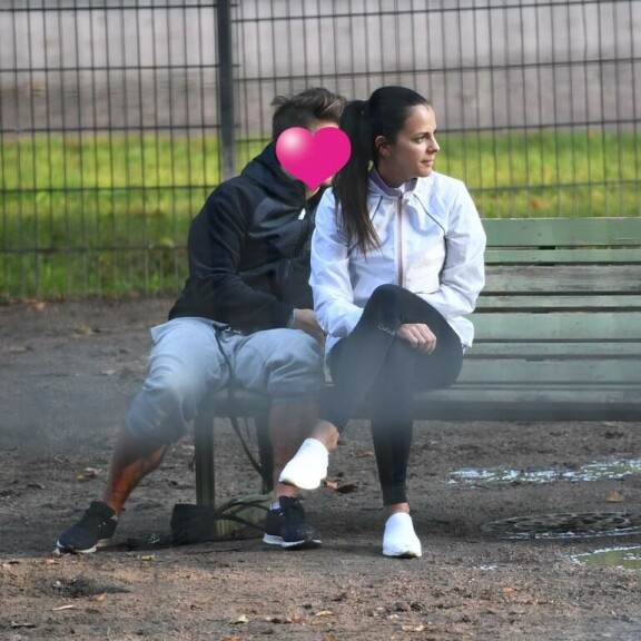 Pariskunta hempeili koirapuistossa 2019. Pariskunta hempeili koirapuistossa 2019.