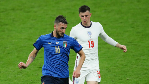 Yläosaton viuhahtaja keskeytti jalkapallon EM-finaalin! Tämä nakuilija sai silmät pyörimään - kuvat! Italia Englanti