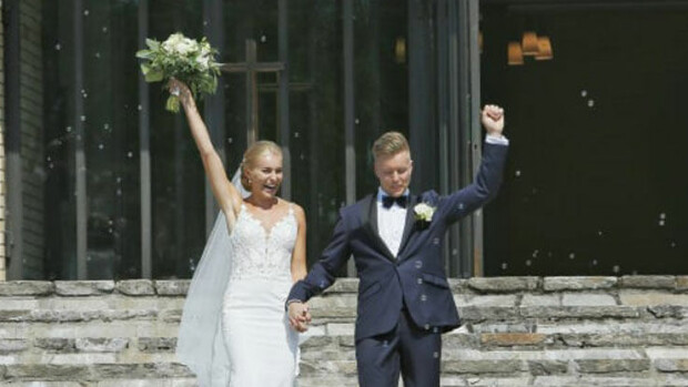 Hellehäät! Alina Voronkova ja jääkiekkoilija Joonas Hurri menivät naimisiin - häissä vieraina lauma missikaunottaria! Alina Voronkova ja Joonas Hurri