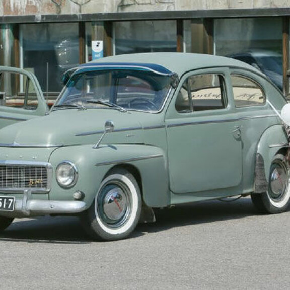 Tällainen oli Alinan ja Joonaksen hääauto. Tällainen oli Alinan ja Joonaksen hääauto.