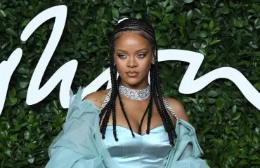 Rihanna tuunasi Guccin kesämekosta paljastavan version! Julkkisten vaatekaappeihin eksyy samoja muotiluomuksia – kuvat! 
