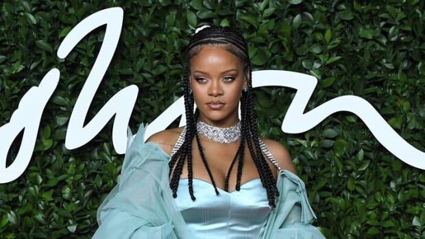 Rihanna tuunasi Guccin kesämekosta paljastavan version! Julkkisten vaatekaappeihin eksyy samoja muotiluomuksia – kuvat! Rihanna