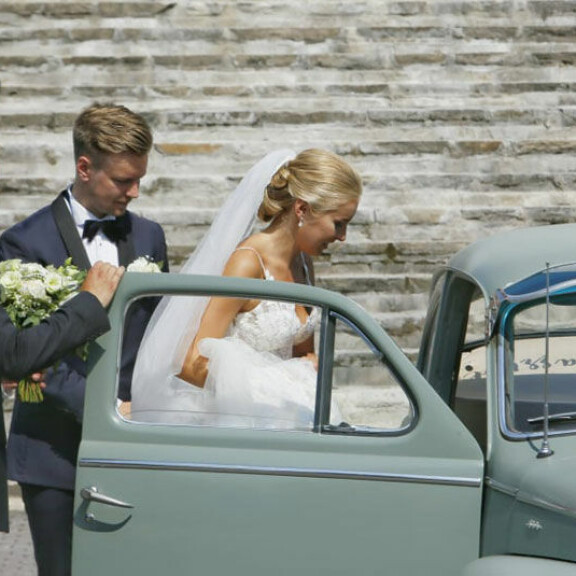 Alina ja Joonas astelivat tyylikkääseen hääautoonsa. Alina ja Joonas astelivat tyylikkääseen hääautoonsa.