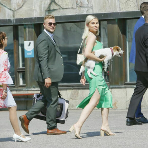 Essi Unkuri kantoi Hertta-koiraa sylissään. Viljami-rakas puolestaan kantoi koiran kantokoppaa. Essi Unkuri kantoi Hertta-koiraa sylissään. Viljami-rakas puolestaan kantoi koiran kantokoppaa.