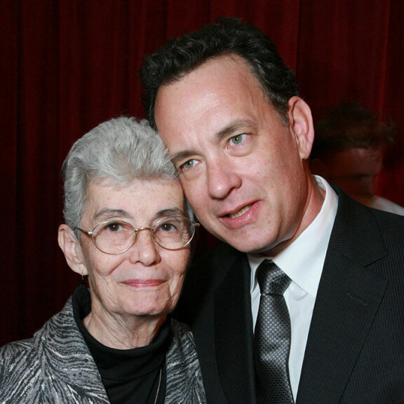 Tom Hanks 65 vuotta - tiesitkö näitä faktoja näyttelijätähdestä? Kärsii vakavasta sairaudesta ja on koukussa todella erikoiseen asiaan! Tom Hanks ja Janet-äiti