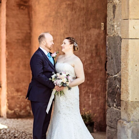 Anniina ja Ville avioituivat Ensitreffit alttarilla -ohjelmassa vuonna 2019. Anniina ja Ville avioituivat Ensitreffit alttarilla -ohjelmassa vuonna 2019.