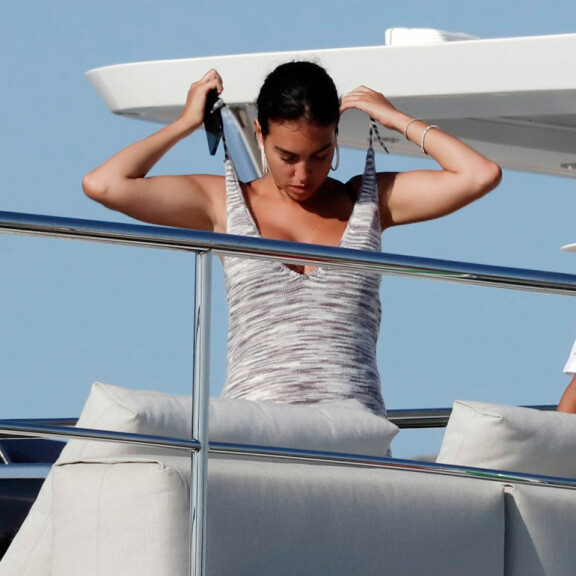 Cristiano Ronaldo selätti EM-pettymyksen ja karkasi ökyjahdilla lomalle superkauniin Georgina-rakkaansa kanssa - katso paparazzikuvat! Georgina riisui kesämekkoaan jahdin kannella.
