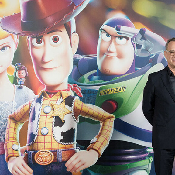 Tom Hanks 65 vuotta - tiesitkö näitä faktoja näyttelijätähdestä? Kärsii vakavasta sairaudesta ja on koukussa todella erikoiseen asiaan! Toy Story