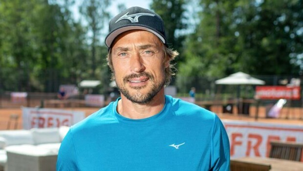 Naiset piirittivät! Teemu Selänteen bilejalkaa kutitti – drinkkejä ja halauksia Helsingin yössä Teemu Selänne