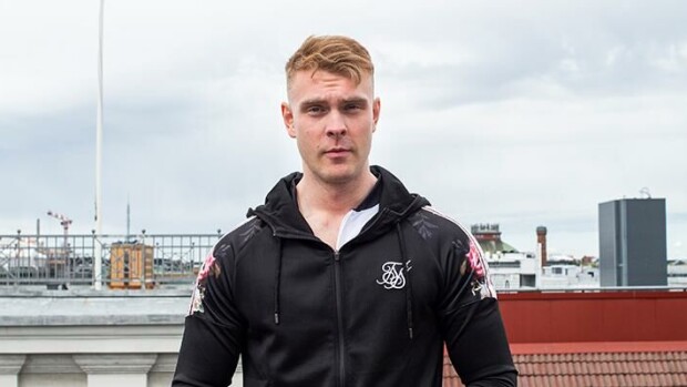 TIS-Valto nautiskeli kesästä kauniin bikini fitness -rakkaansa kanssa Kotkassa - onko tämä asuvalinta räikeä tyylimoka? Katso kuva! Valto Harvistola
