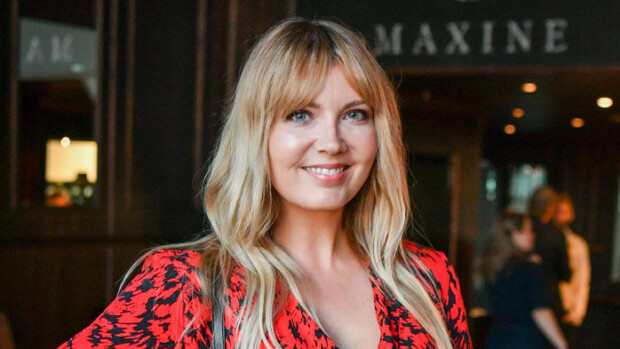 Jenni Alexandrovan rintoja paljastava poseeraus sykähdyttää - kumpi kahdesta vaihtoehdosta on parempi? Katso! Jenni Alexandrova