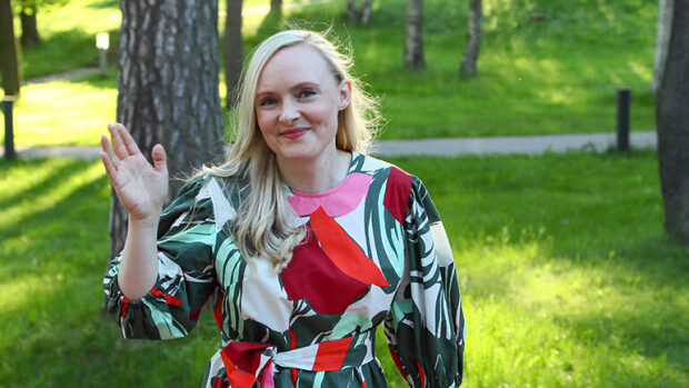 Maria Ohisalo odottaa esikoistaan öljyrakkaansa kanssa Maria Ohisalo