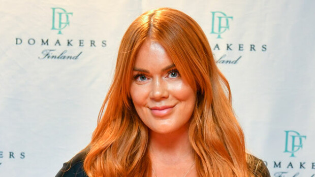 Kuin aikuisviihdelehdestä! Rosanna Kulju julkaisi härskin topless-kuvan, jonka kuvakulma on liki riettauden huippu - katso! Rosanna Kulju