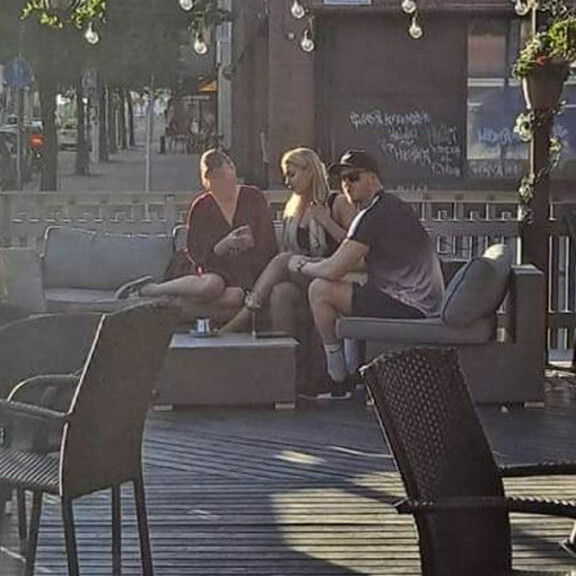Valto ja Laura (kesk.) istuskelivat kotkalaisella terassilla viikonloppuna. Valto Harvistola ja Laura Luoto
