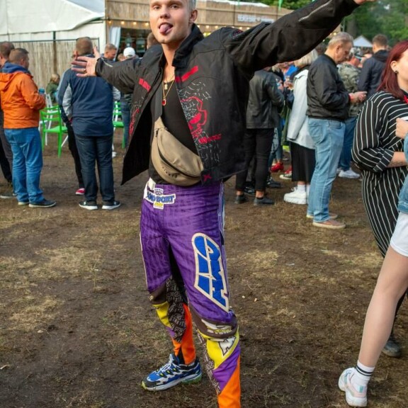 Benjamin Peltonen esitteli festariasuaan Ruisrockissa vuonna 2019. Benjamin Peltonen esitteli festariasuaan Ruisrockissa vuonna 2019.