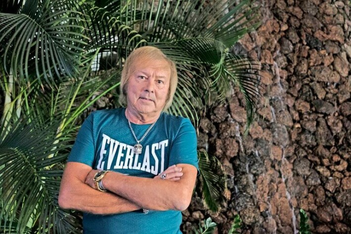 Dannyn ja Armin suhde oli yli vuosikymmenen ajan julkinen salaisuus. Laulaja erosi puolisostaan Liisa Lipsasesta vasta kolme vuotta Armin kuoleman jälkeen. Dannyn ja Armin suhde oli yli vuosikymmenen ajan julkinen salaisuus. Laulaja erosi puolisostaan Liisa Lipsasesta vasta kolme vuotta Armin kuoleman jälkeen.