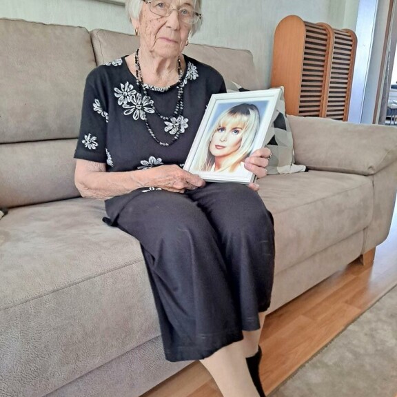 – Kun minusta aika jättää, minut siunataan Armin viereen Malmin hautausmaalle. Pastori Elina Muilu oli käynyt Armin kanssa keskusteluja vähän ennen hänen kuolemaansa. Hän sanoi, että Armi oli jo valmis lähtemään, vaikka hänen poismenonsa yllättikin läheiset. – Kun minusta aika jättää, minut siunataan Armin viereen Malmin hautausmaalle. Pastori Elina Muilu oli käynyt Armin kanssa keskusteluja vähän ennen hänen kuolemaansa. Hän sanoi, että Armi oli jo valmis lähtemään, vaikka hänen poismenonsa yllättikin läheiset.