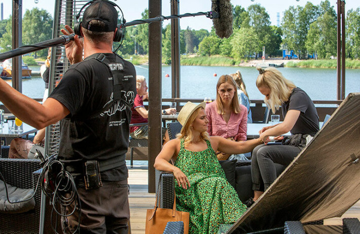 Anna (oik.) Rantabaarin kuvauksissa Mira Rastaan ja Emilia Janssonin kanssa. Anna Tavaila, Mira Rastas, Emilia Jansson