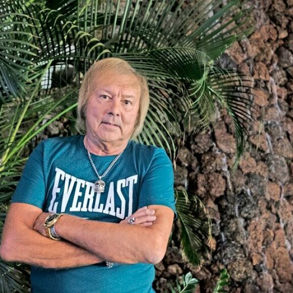 Dannyn ja Armin suhde oli yli vuosikymmenen ajan julkinen salaisuus. Laulaja erosi puolisostaan Liisa Lipsasesta vasta kolme vuotta Armin kuoleman jälkeen. Dannyn ja Armin suhde oli yli vuosikymmenen ajan julkinen salaisuus. Laulaja erosi puolisostaan Liisa Lipsasesta vasta kolme vuotta Armin kuoleman jälkeen.