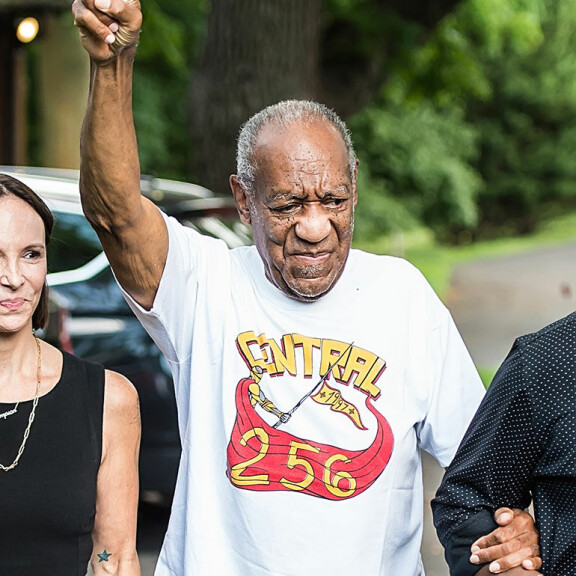 Cosby näytti käsimerkin medialle päästyään vankilasta lähes kolmen vuoden jälkeen kotiinsa Elkin's Parkiin. Bill Cosby