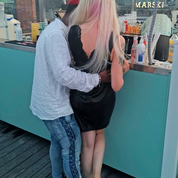 Myöhemmin Sandra bongattiin baaritiskiltä Kevin Tandun kainalosta. Myöhemmin Sandra bongattiin baaritiskiltä Kevin Tandun kainalosta.