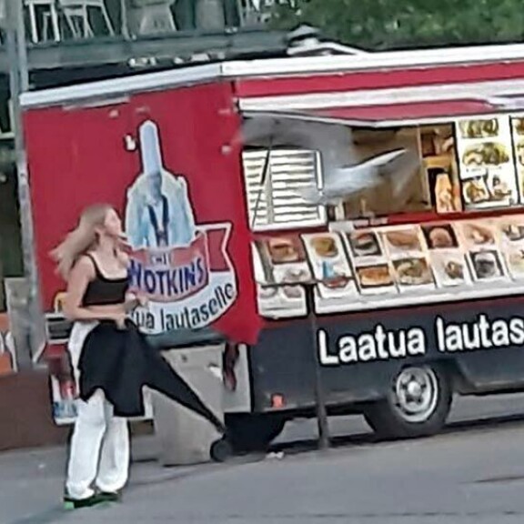 Joalin oli pukeutunut trendikkääseen kesätyyliin, johon kuuluivat värikkäät kengät, vaaleat farkut ja musta toppi. Joalin oli pukeutunut trendikkääseen kesätyyliin, johon kuuluivat värikkäät kengät, vaaleat farkut ja musta toppi.