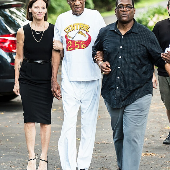 Billin asianajaja, perhe ja läheiset olivat saattamassa koomikkoa kotiinsa tämän vapauduttua. Bill Cosby