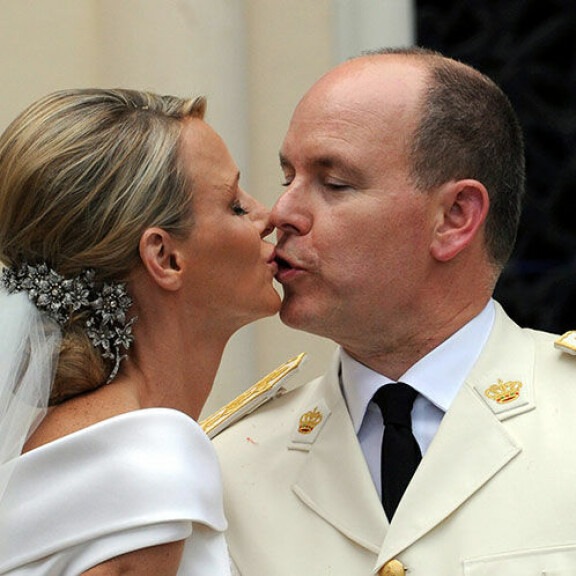 Monacon hallitsijaparin hääpäivä pilalla - ruhtinatar Charlene sairastaa Afrikassa! Monacon ruhtinaspari Albert ja Charlene