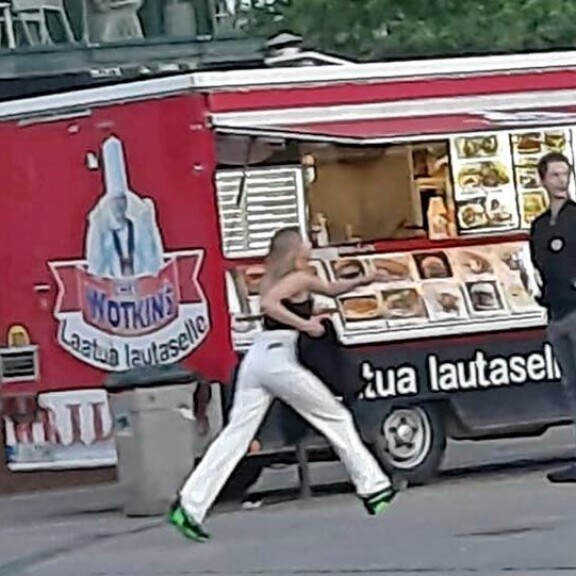 Tähti otti pari isoa harppausta häätääkseen kutsumattomia lintuvieraita. Tähti otti pari isoa harppausta häätääkseen kutsumattomia lintuvieraita.