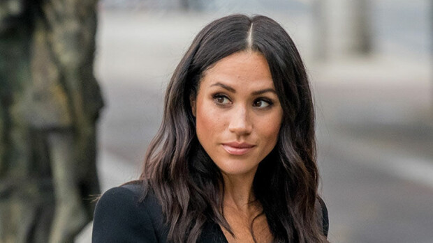 Meghan jäi lastenvahdiksi kotiin - prinssi Harry matkusti yksin äitinsä muistotilaisuuteen! Sussexin herttuatar Meghan