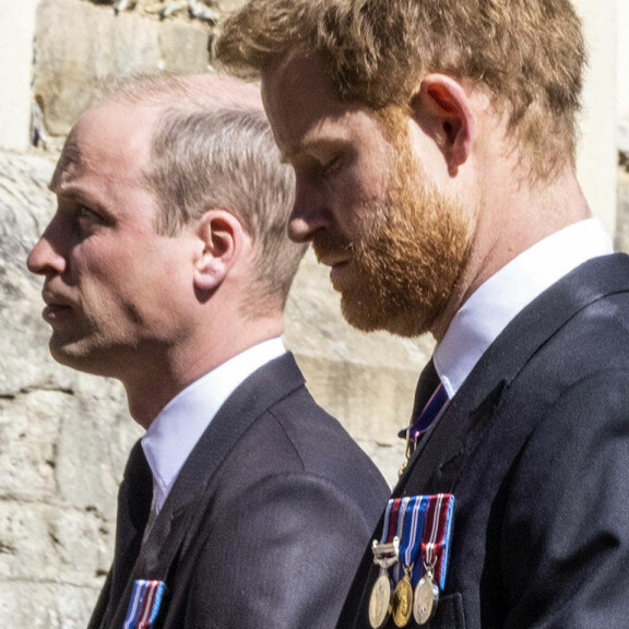 Meghan jäi lastenvahdiksi kotiin - prinssi Harry matkusti yksin äitinsä muistotilaisuuteen! Prinssit William ja Harry
