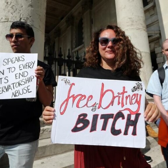 Britneyn fanit olivat kokoontuneet sankoin joukoin kannattamaan idolinsa oikeuksia. Britneyn fanit olivat kokoontuneet sankoin joukoin kannattamaan idolinsa oikeuksia.