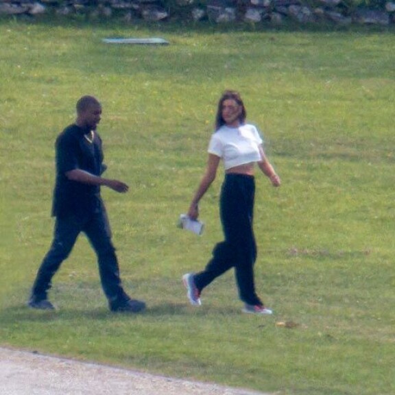 Kanye ja Irina Shayk eivät ole vielä kommentoineet romanssihuhuja. Kanye ja Irina Shayk eivät ole vielä kommentoineet romanssihuhuja.