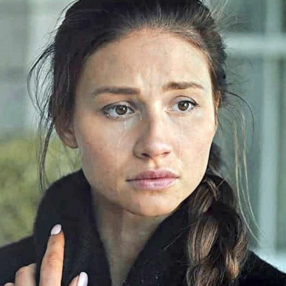 Johanna näyttelee Rennyn Bulgariassa kuvaamassa The Refuge -kauhu-elokuvassa tohtori Dana Dalea.