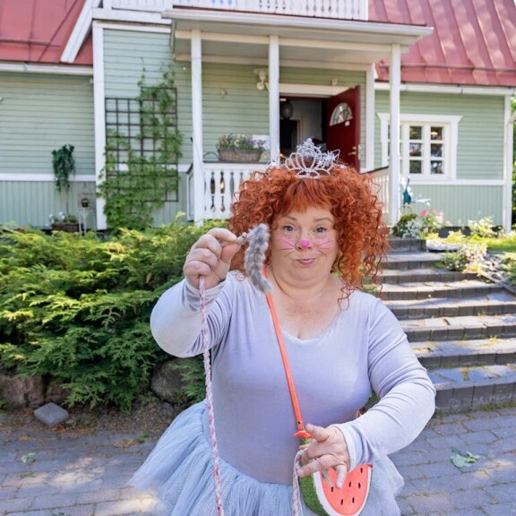 Tanhupallo ja Karvamato seikkailevat ohjelmassa omassa kodissaan. Kotitalonsa pihassa rakastettu viikari kertoo, että sarjan tekeminen jännittää. Tanhupallo ja Karvamato seikkailevat ohjelmassa omassa kodissaan. Kotitalonsa pihassa rakastettu viikari kertoo, että sarjan tekeminen jännittää.
