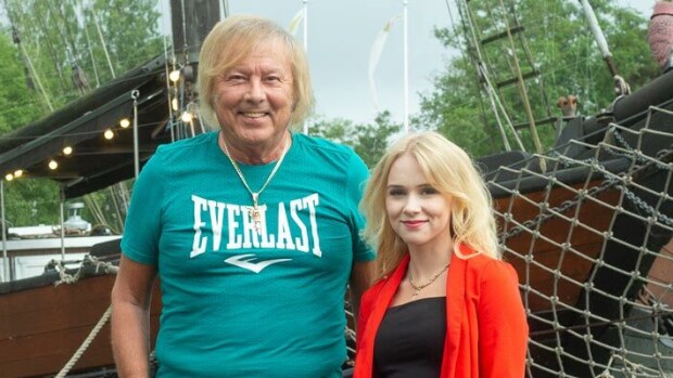 Koko Suomi kiinnostui nuoresta blondista! Dannyn, 78, luona viihtyvä Helmi Loukasmäki, 20, muistelee kohua: 'Olihan se järkytys' Helmi Loukasmäki ja Danny